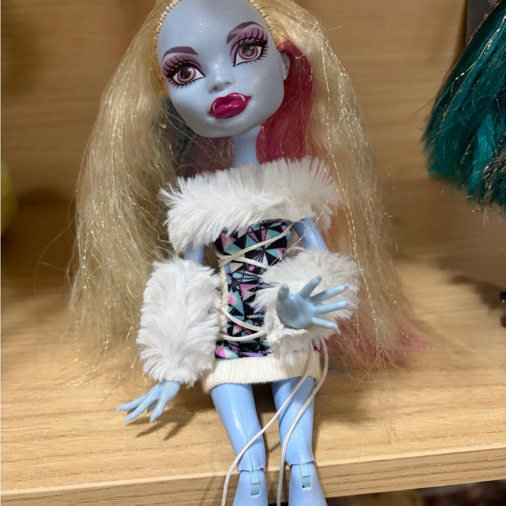 Monster High Abbey 
G1 good condition missing accessories